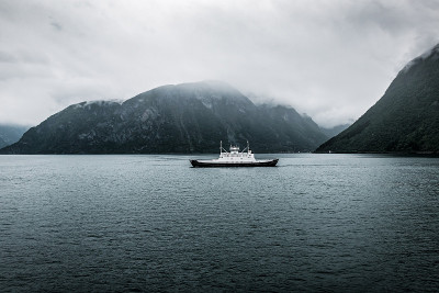 渡船漂浮在峡湾里