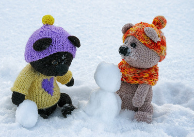 针织幼崽。熊正在堆雪人。在雪地里编织熊