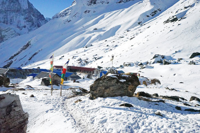 白雪皑皑的山景和五彩缤纷的彩旗，安娜普纳喜马拉雅山脉