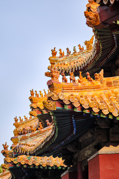 屋顶人物装饰，建筑细节来自孔庙在曲阜，山东省，中国