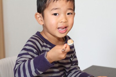 男孩吃麦片