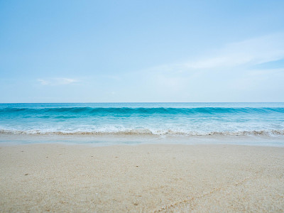 泰国普吉岛海滩上的蓝色海浪