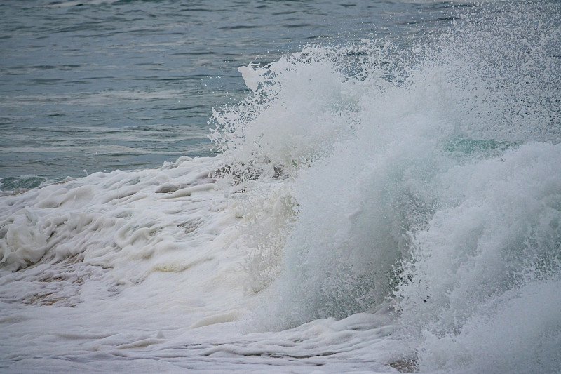 浪落沙上