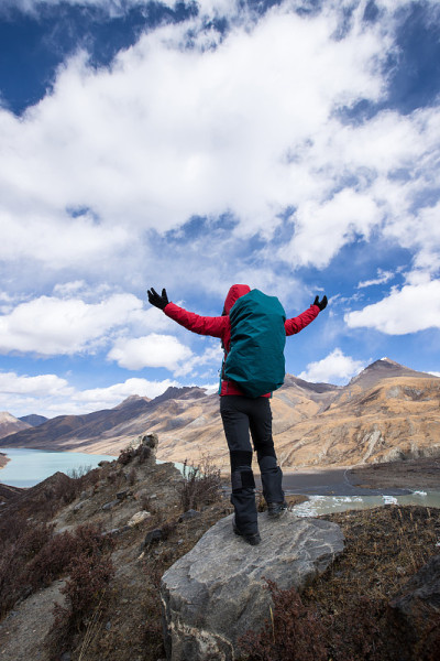 在冬季山里徒步旅行的妇女