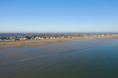 在欧洲，在法国，在诺曼底，朝着Ouistreham，在Arromanches，在春天，在一个阳光明媚