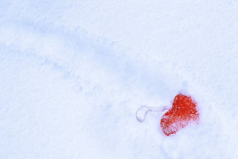 红布心在雪，情人节概念