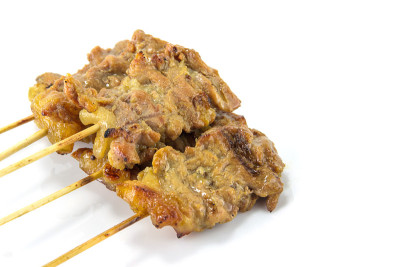 用棍子烤猪肉