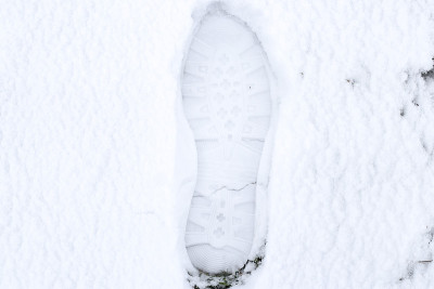 脚印在雪地上
