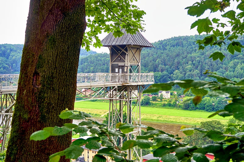 从坏山道到瑞士撒克逊的易北砂岩山的电梯，建于1904年，作为登山路线的入口。