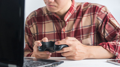 男人拿着操纵杆玩游戏