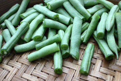 竹盘里的新鲜青豆