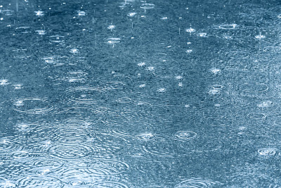 雨滴在阳光下