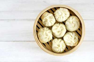 一顿丰盛的早餐，煮鸡蛋，蔬菜汤，包子