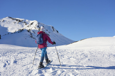 在奥地利Vorarlberg的Kleinwalsertal，一个穿雪鞋的女人