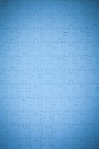 蓝色拼图的背景。