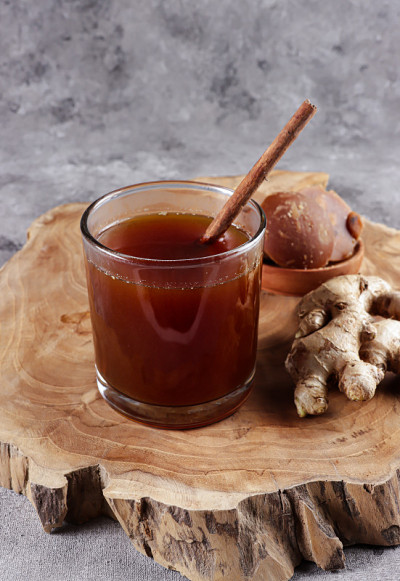 Wedang Bandrek是一种来自印尼西爪哇岛的传统饮料，由姜、红糖和香料制成。