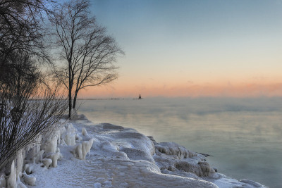 史诗般的日落在冰湖和冰雪覆盖的海滩上