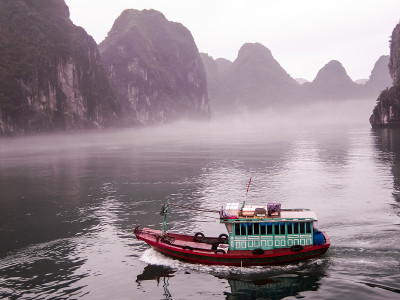 下龙湾市场船
