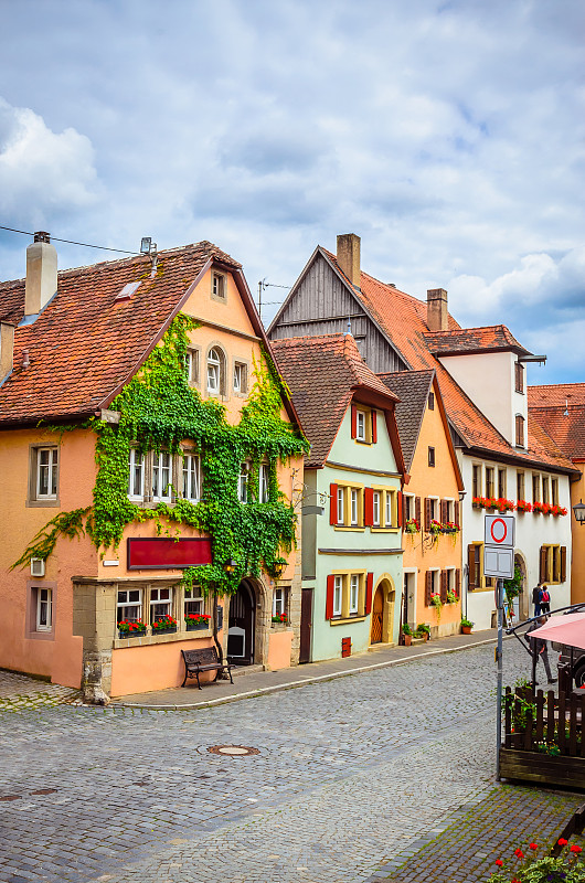 位于德国巴伐利亚州的Rothenburg ob der Tauber美丽的街道，有传统的德国房屋