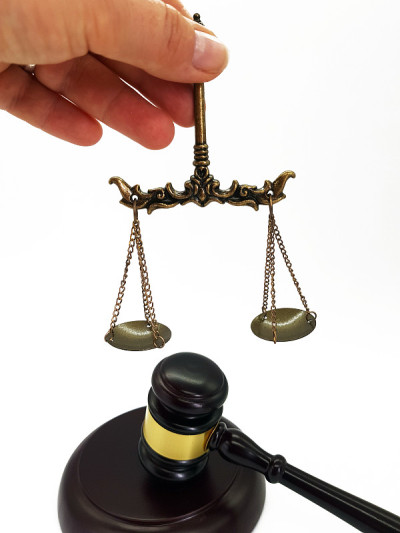 哈默法官象征着法律和秩序的行动
