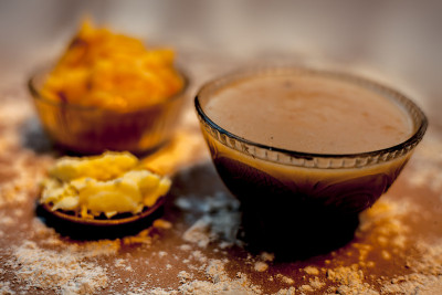特写印度古吉拉特的流行菜Atte ka sheera或Halwa-Karah parshad在一个玻