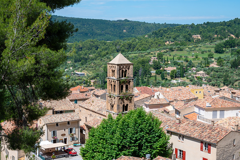 在法国普罗旺斯偏远的中世纪村庄Moustiers-Sainte-Marie，欣赏山崖、老房子、绿色山