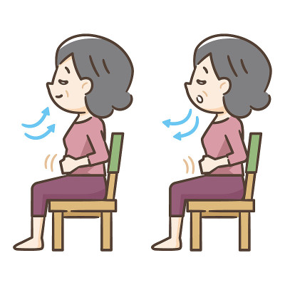 资深女士坐在椅子上，深吸了一口气