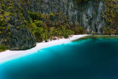 El Nido，巴拉望，菲律宾。无人机拍摄的皮纳布尤坦岛的孤独热带小屋。令人惊叹的白色沙滩和蓝绿色的