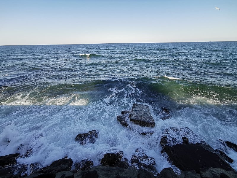 海浪冲击着海边