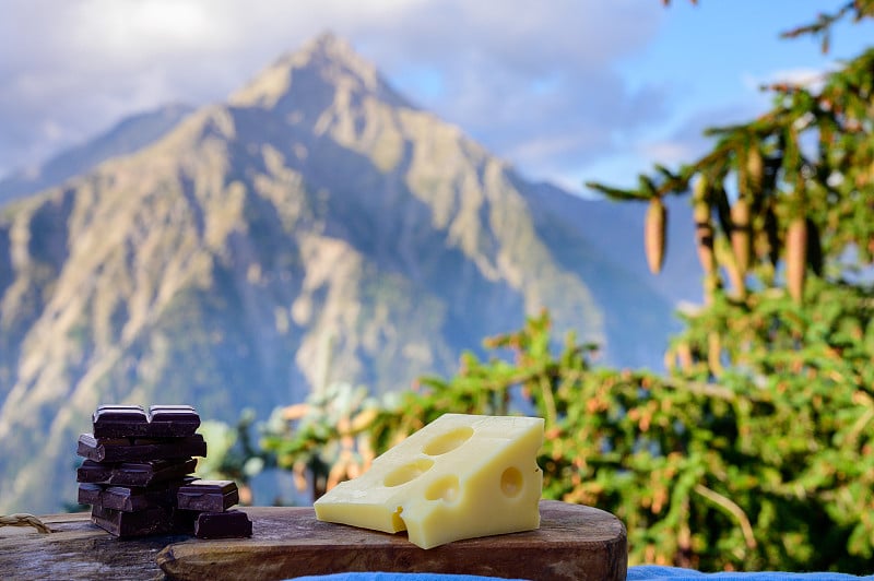 美味的瑞士奶酪和纯黑巧克力，emmental, gruyere, appenzeller户外服务，以