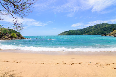 海滩上美丽的波浪，清澈的海水