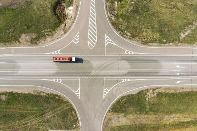 卡车在高速公路上行驶，无人机拍摄