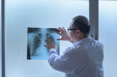 医生分析x光片，向病人展示保健理念