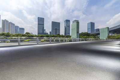 全景天际线和现代商业办公建筑与空的道路，空的混凝土广场地板