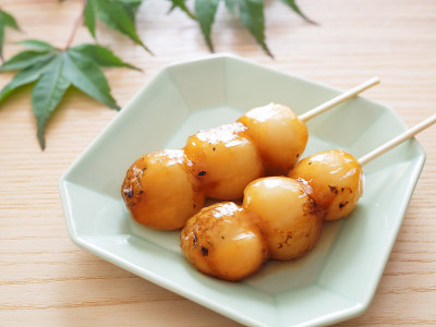 Mitarashi dango(裹着甜酱油的饺子)