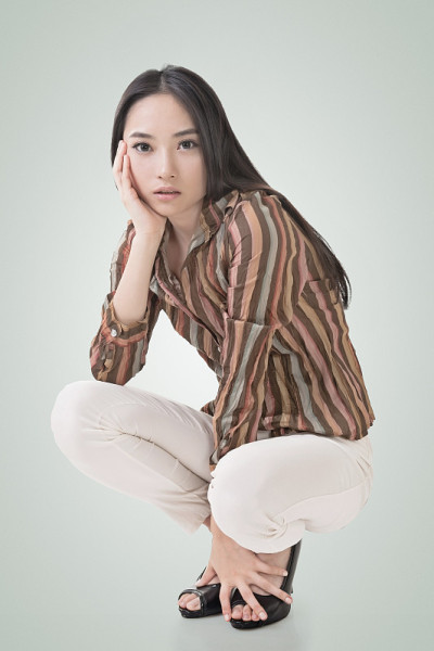 性感亚洲美女蹲下姿势