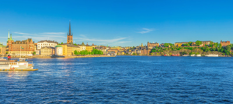 Riddarholmen岛的全景，Riddarholm教堂尖顶，典型的瑞典色彩斑斓的哥特式建筑，Ma