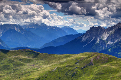 阳光普照的Piave山谷与Friuli和Sexten Dolomites意大利