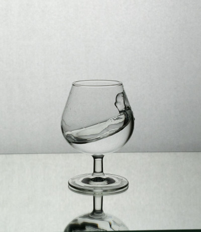 在酒杯里洒点水