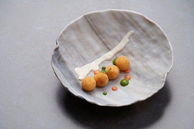 饭团在盘子里。无谷蛋白Arancini。塞肉丸arancini