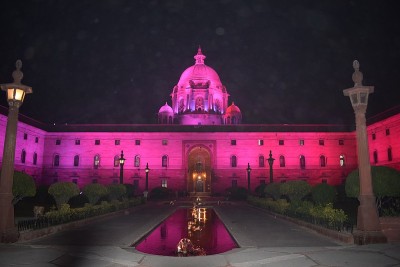 印度德里的Rashtrapati Bhawan五颜六色的夜景，著名的Rashtrapati Bhaw