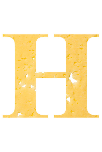 在白色孤立的背景上有洞的奶酪的字母“H”，适当营养的象征和字母表。