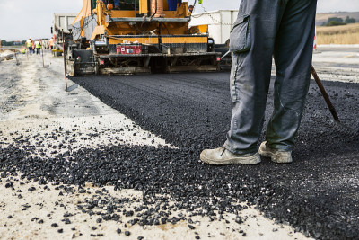 在高速公路上施工