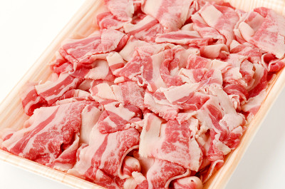 泡沫塑料托盘上的生牛肉薄片，背景为白色