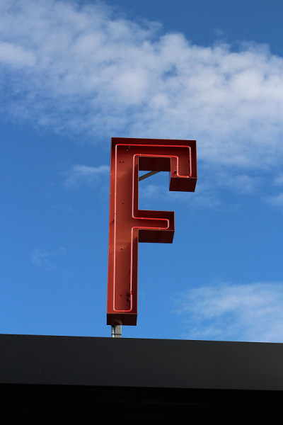 字母F