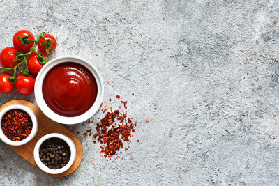 经典的番茄酱和香料在混凝土背景下。从以上观点。
