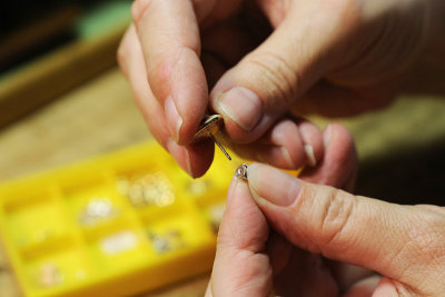 女金匠正在修理耳环