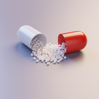 一种打开的胶囊漏出了有效成分