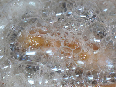用滚油炸的鸡