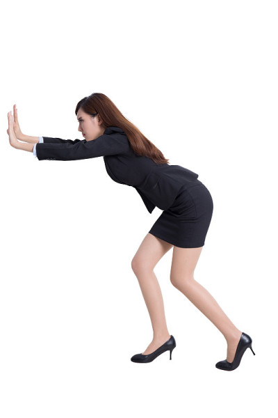 严肃的女商人在推东西
